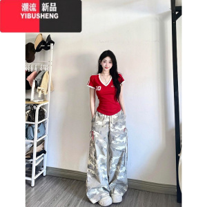 YIBUSHENG美式v领正肩球衣运动风短袖t恤女季辣妹修身设计感红色短款上衣