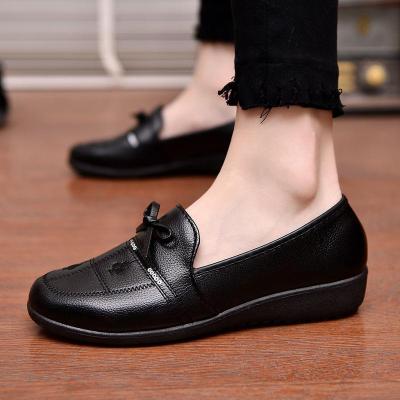 女单鞋黑色春秋新款皮鞋防滑休闲软底中老年妈妈鞋豆豆鞋工作鞋子塑料底PU莎丞