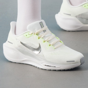耐克(NIKE)耐克女鞋新款运动鞋轻便透气休闲鞋缓震耐磨跑步鞋HV5158-600 ZP