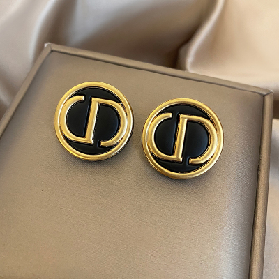 小香风猪鼻子字母耳钉轻奢高级感时尚耳坠耳环2025新款耳饰女送女朋友老婆情人节七夕生日礼物